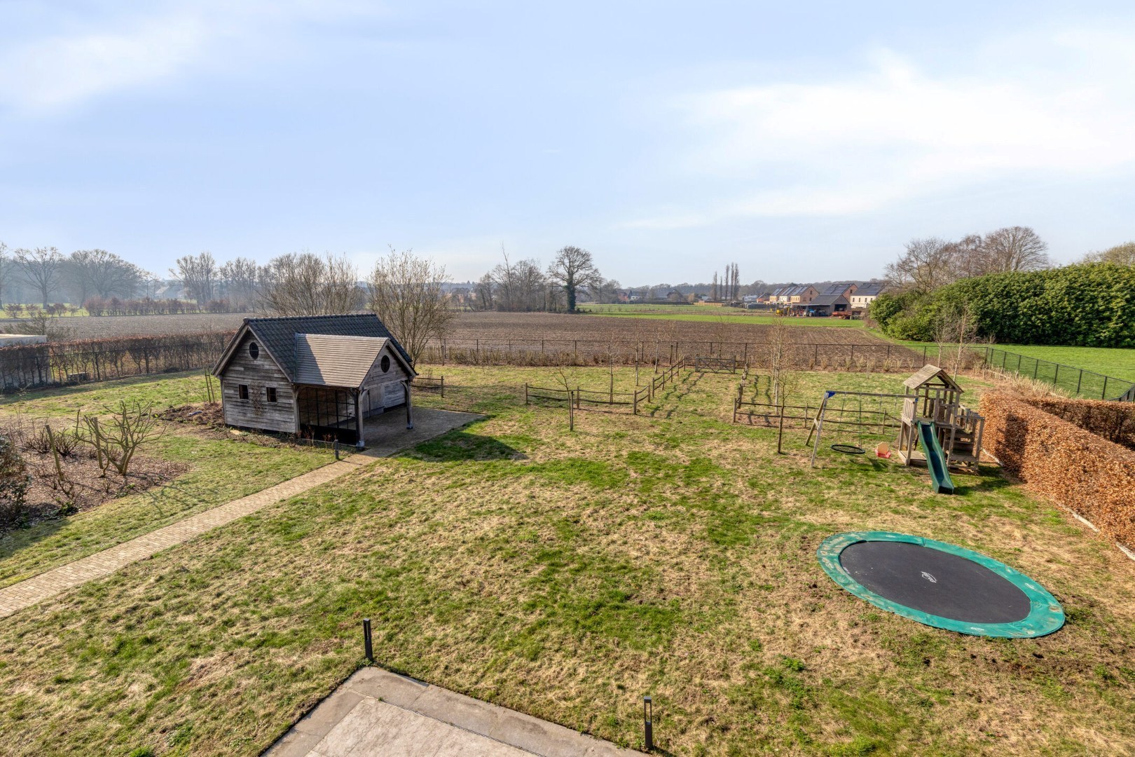 Geheel van schitterende villa + naastgelegen gezinswoning met landelijke ligging in Tongerlo 
