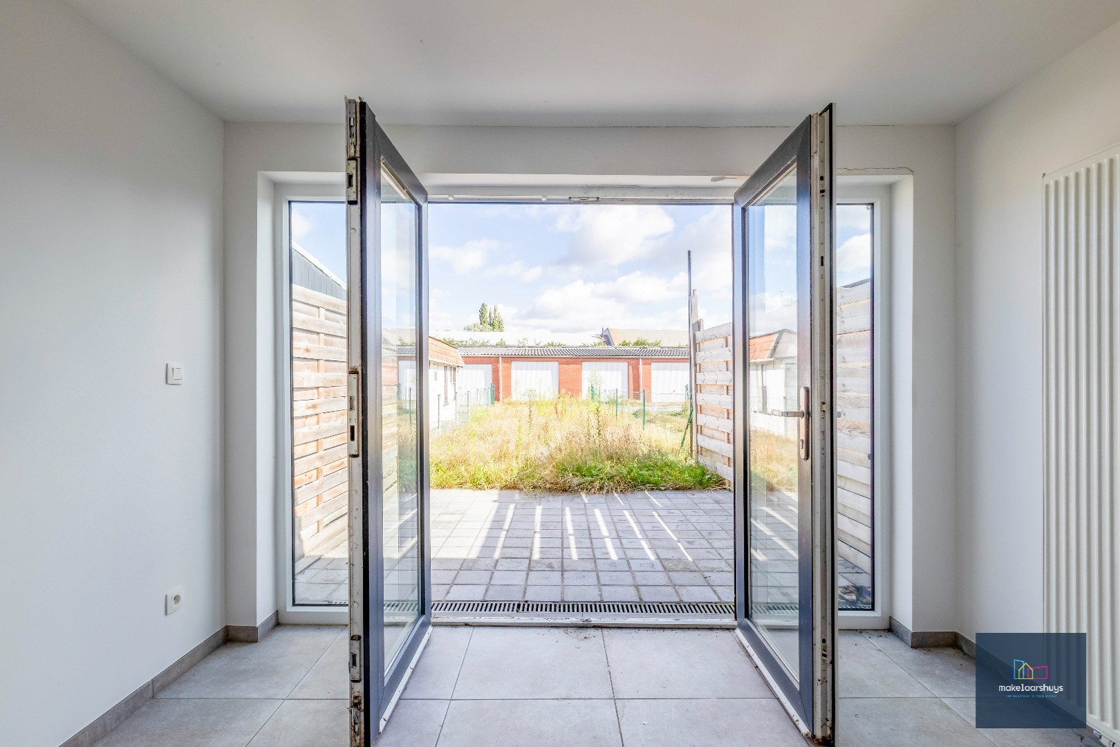 Instapklare gerenoveerde woning in rij met terras, tuin en garagebox 