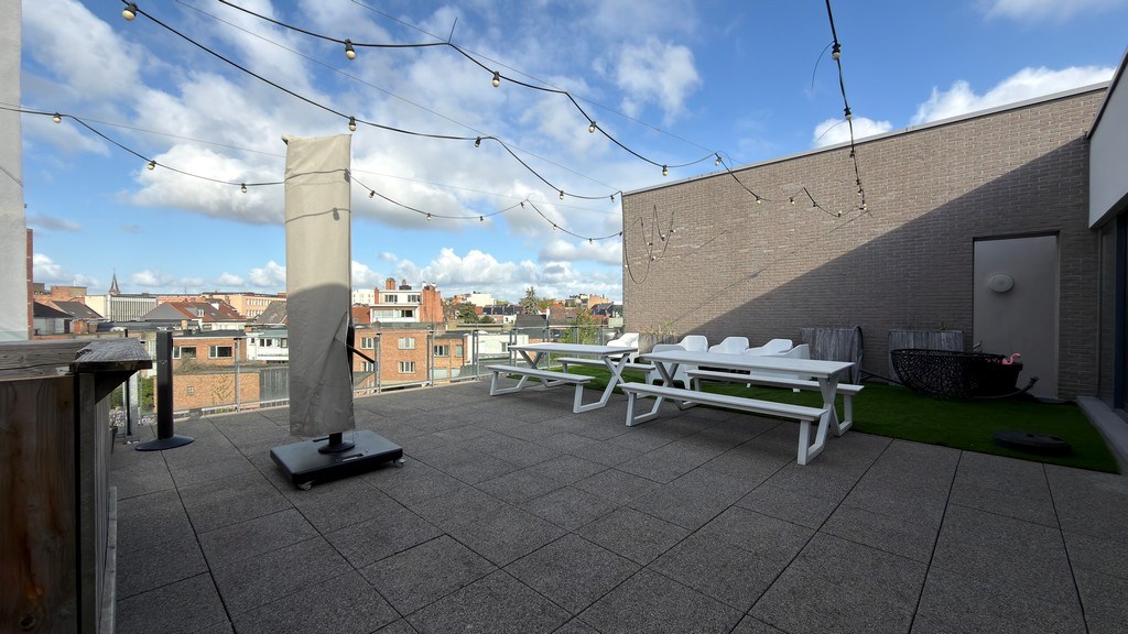 Gerenoveerde kantoren in geklasseerde herenwoning te huur aan station van Mechelen
