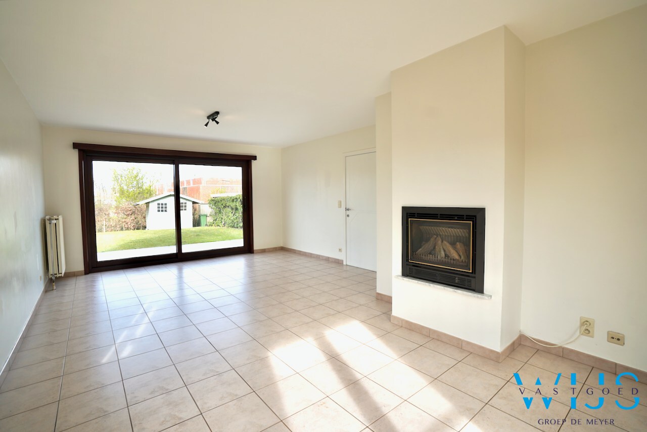 Instapklaar woonhuis in woonwijk te Eeklo! 