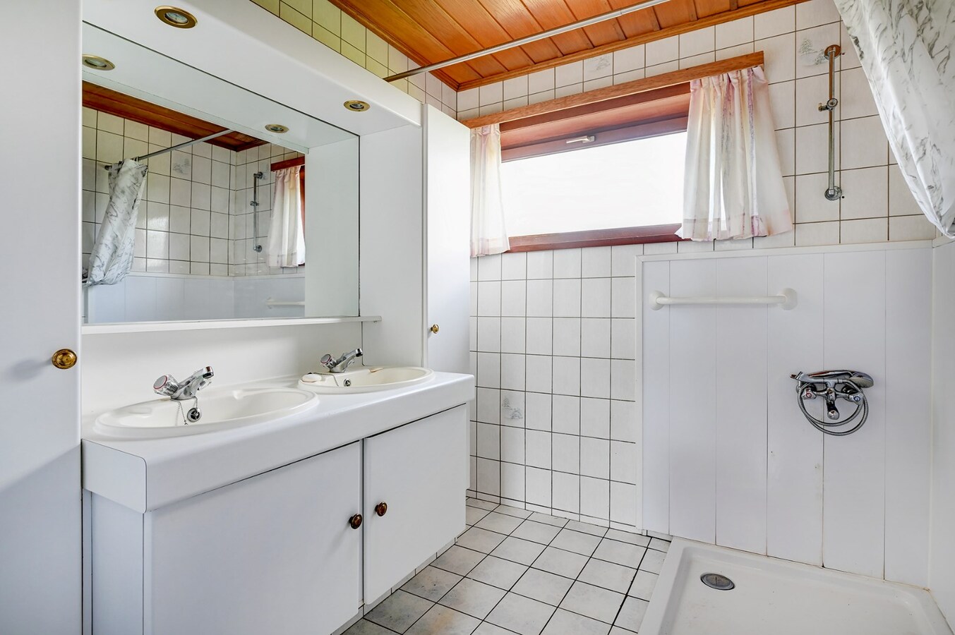 Ruime woning met werkplaats op een perceel van circa 30 are 