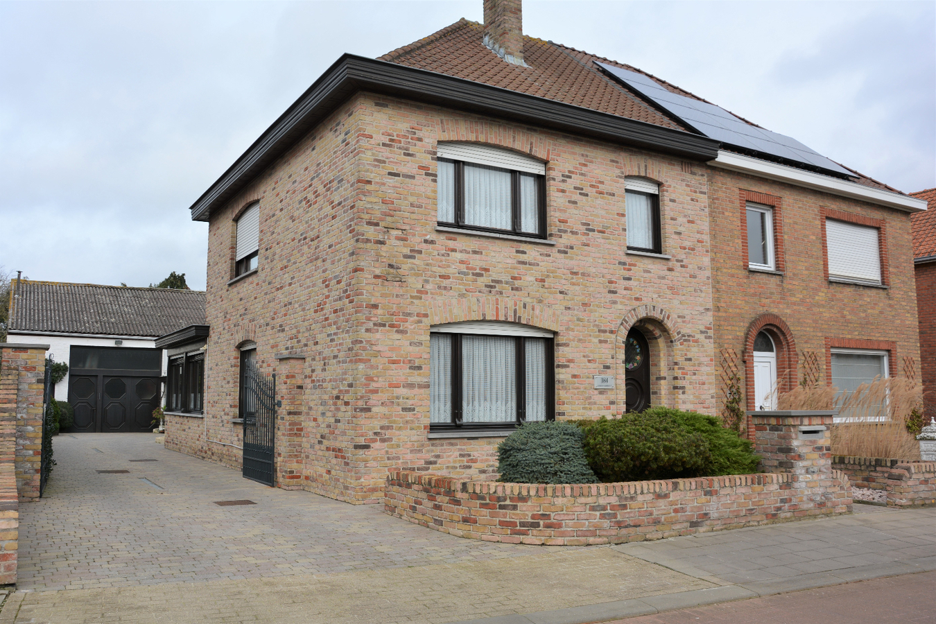 Halfopen woning op gunstige ligging ( zonder loods ) 