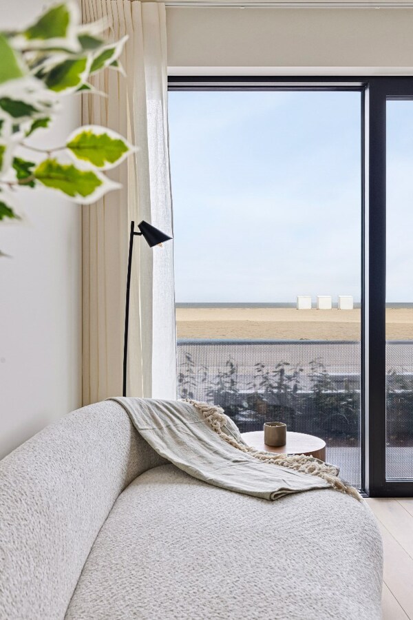 Zeezicht! Uitzonderlijk luxueus appartement op de Zeedijk in Oostduinkerke 