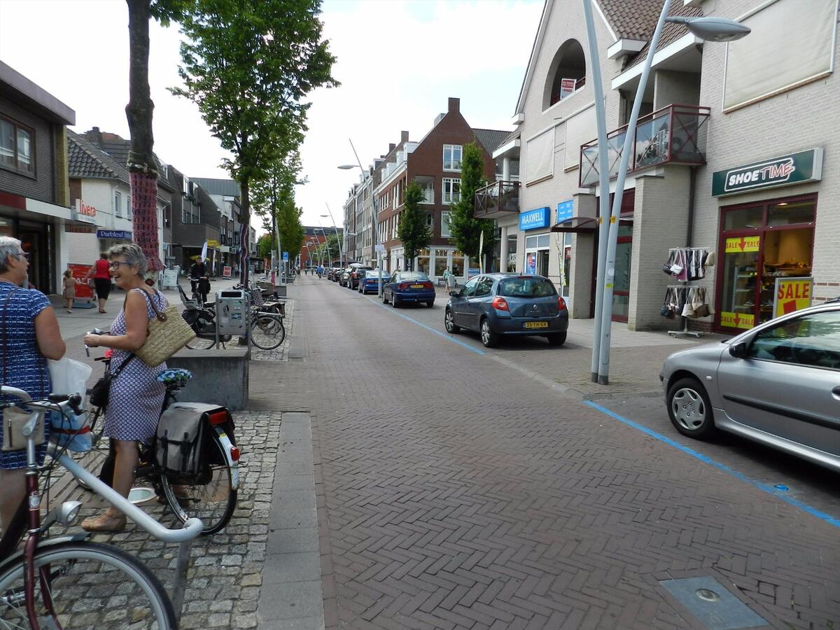 Zeer fraaie winkelruimte, centraal gelegen in de hoofdwinkelstraat van Bladel. 360 m2 winkelruimte met keuken en toilet. Per direct beschikbaar. 