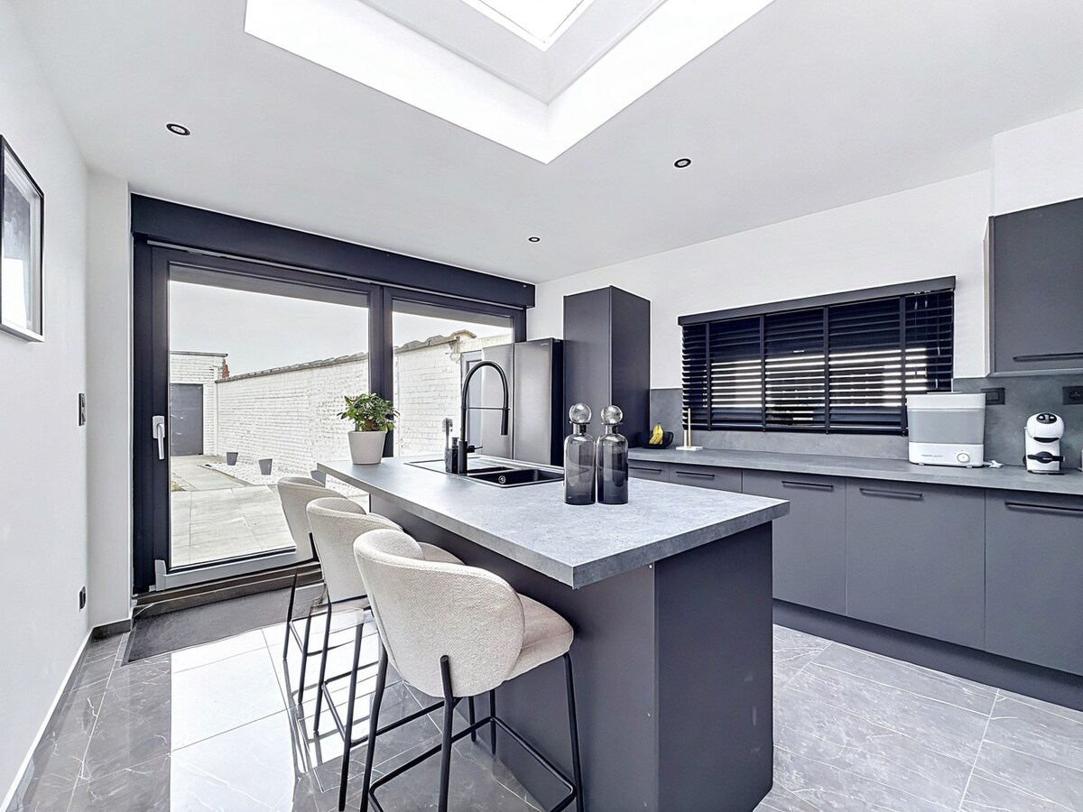 Gerenoveerde halfopen bebouwing EPC B met 3 slaapkamers, dubbele garage en tuin! 