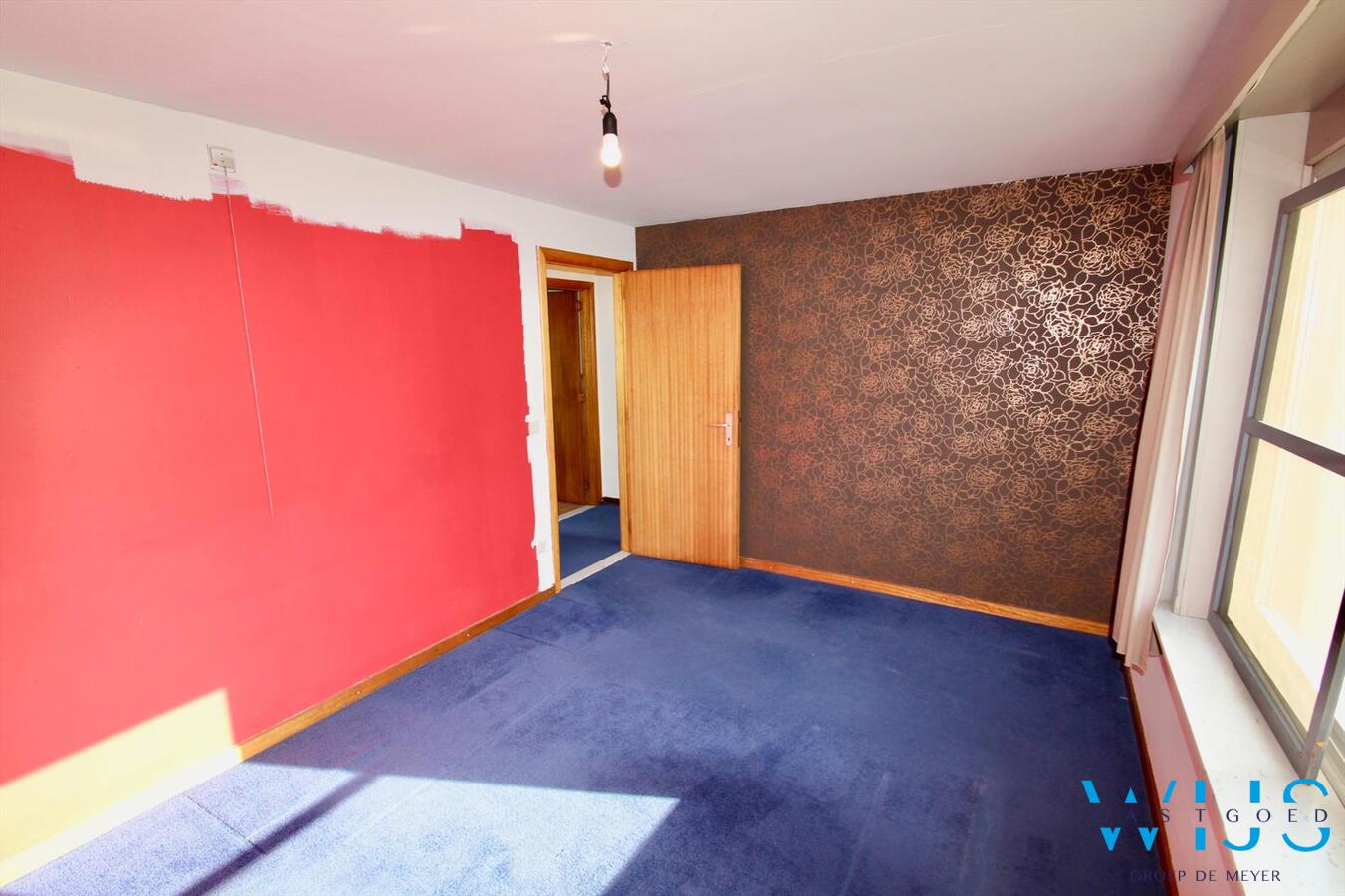 Vlot te renoveren woonhuis op een ruim perceel van 1130 vierkante meter te OOSTEEKLO ! 