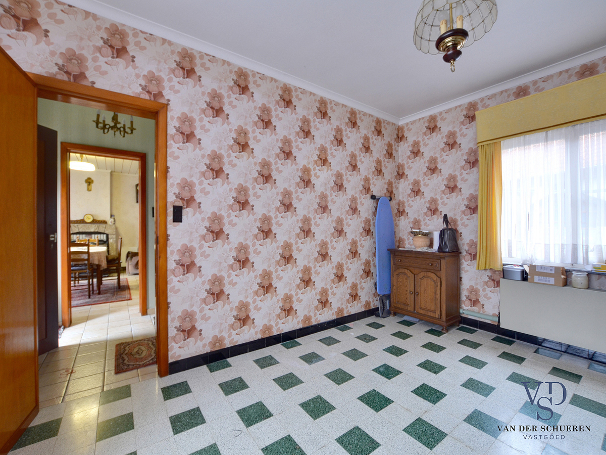 Stevige woning met karaktervolle stallingen in hartje Dikkelvenne. 