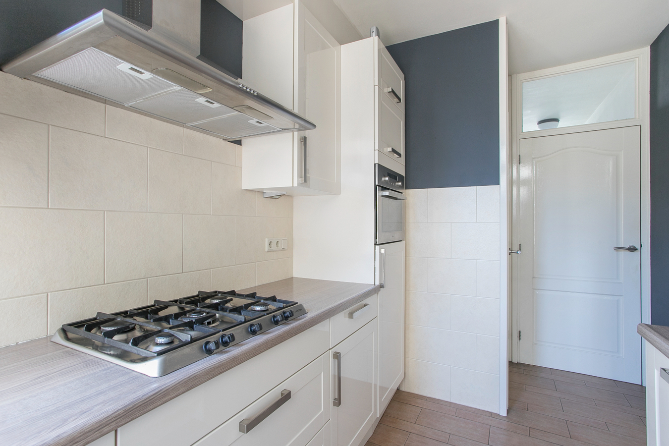 Instapklare eindwoning met 3 slaapkamers en grote zolderverdieping, berging en zonnige achtertuin. 