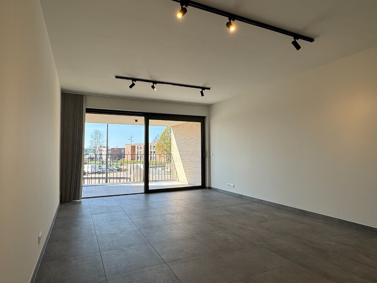 VOLLEDIG AFGEWERKT NIEUWBOUWAPPARTEMENT MET 2 SLAAPKAMERS, TERRAS, ONDERGRONDSE AUTOSTANDPLAATS EN KELDERBERGING IN RESIDENTIE "DE KWINT" TE ZONHOVEN 