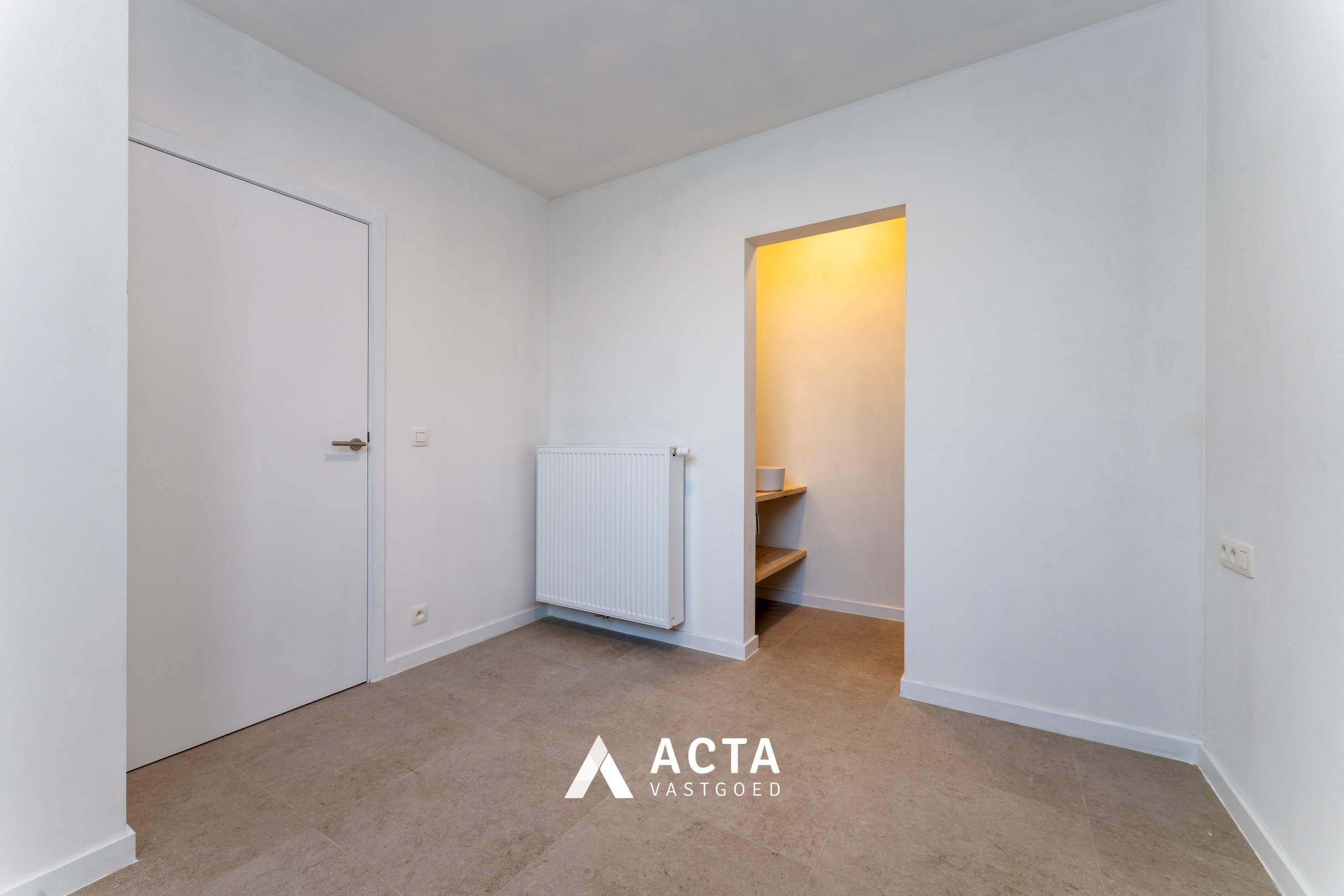 Recent gerenoveerd gelijkvloers appartement nabij centrum 