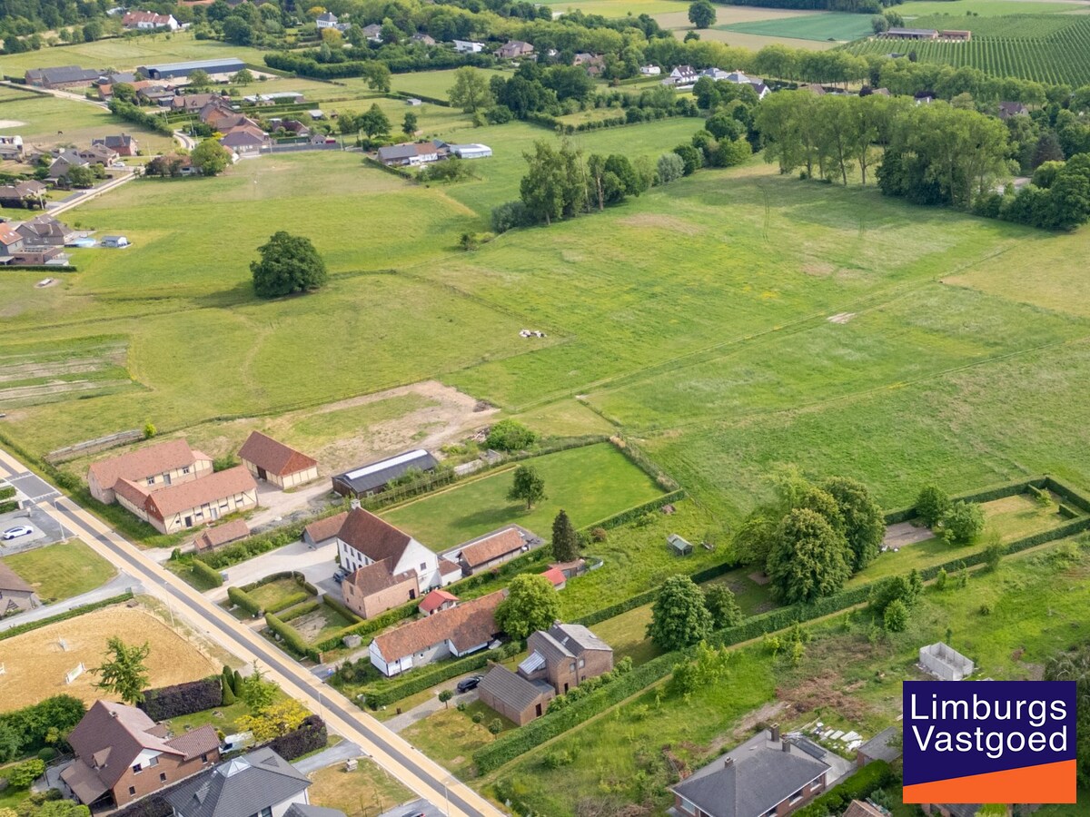 UNIEKE VIERKANTSHOEVE met paardenstallen op 7,34 hectare met vergunning voor zwembad en poolhouse 