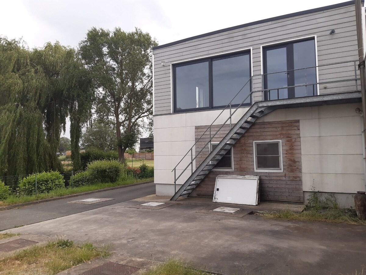 Degelijk appartement (1° verdieping). 