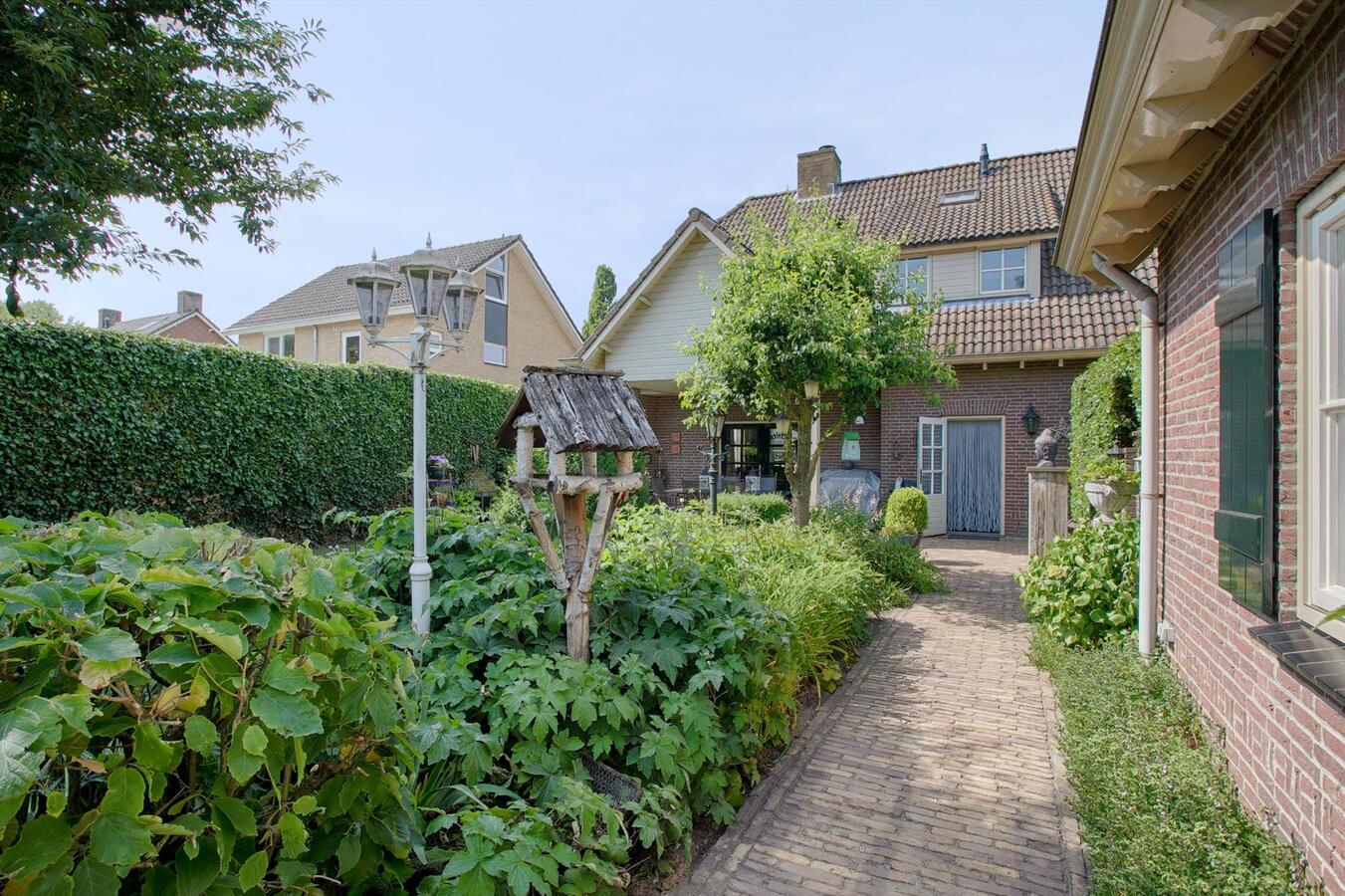 Vrijstaande woning met grote garage, 4 slaapkamers en ruime zolderverdieping. 