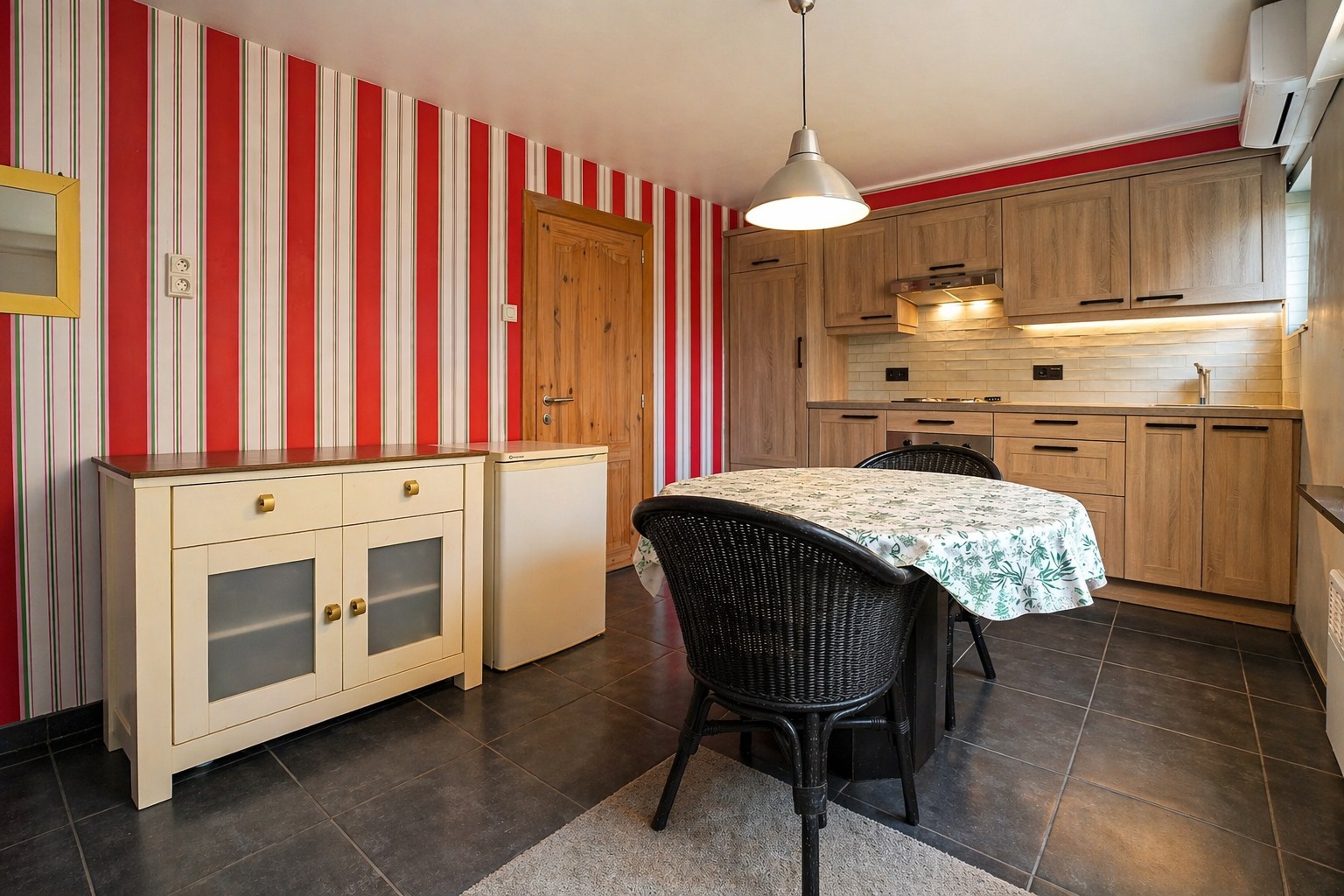 Alleenstaande woning met veel potentieel op 655m² te Houthulst. 