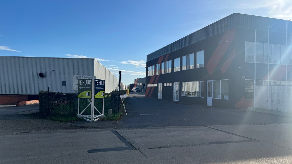 Magazijn met rolbrug en kantoren nabij N47 in Zele