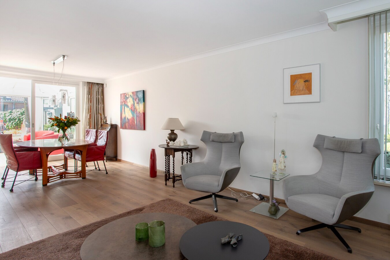 Degelijk gebouwde en perfect onderhouden vrijstaand-geschakelde gezinswoning aan ‘De Lovensbroek’. 