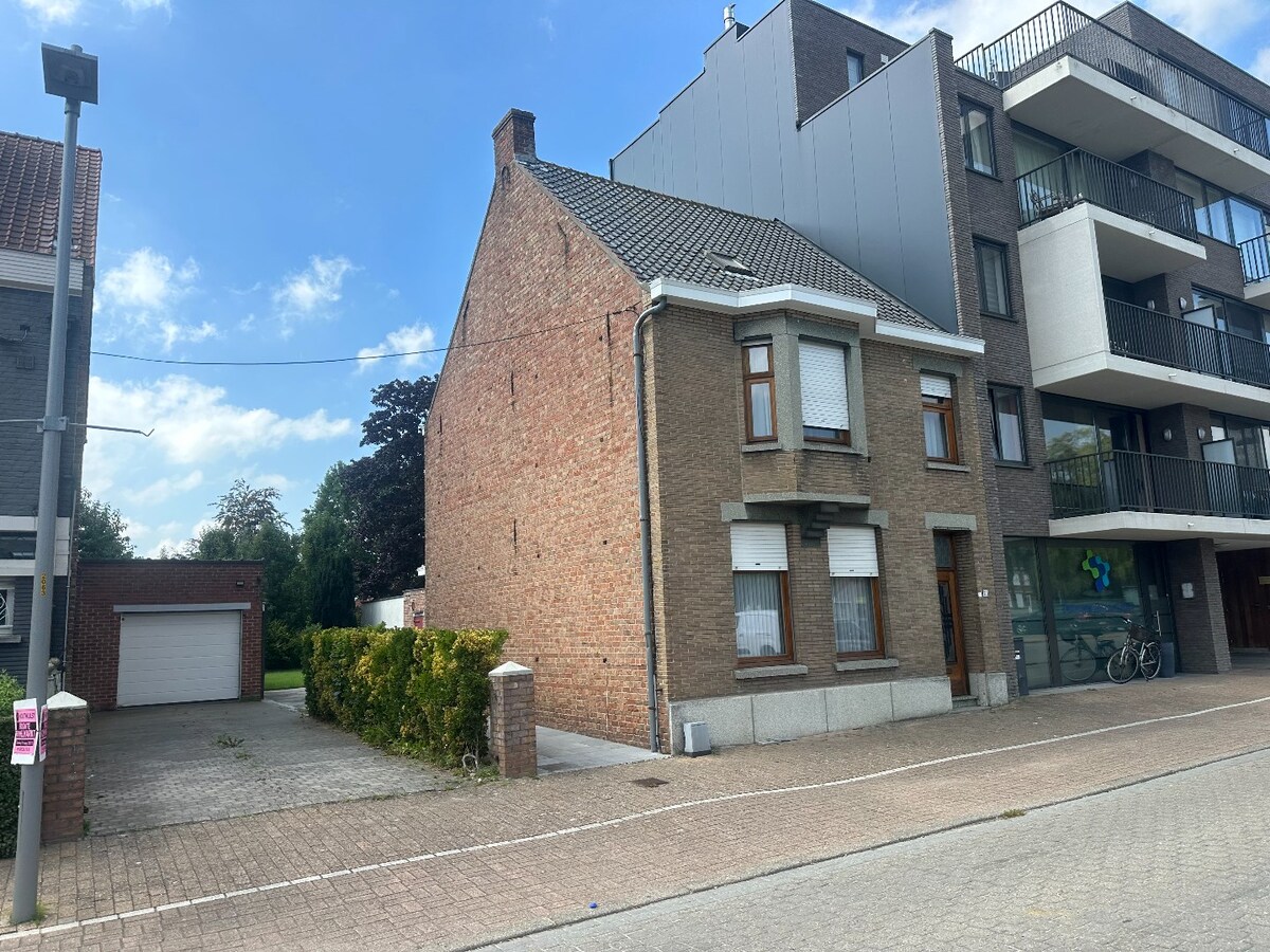 Halfopen woning met 3 slaapkamers op de Markt in Houthulst 