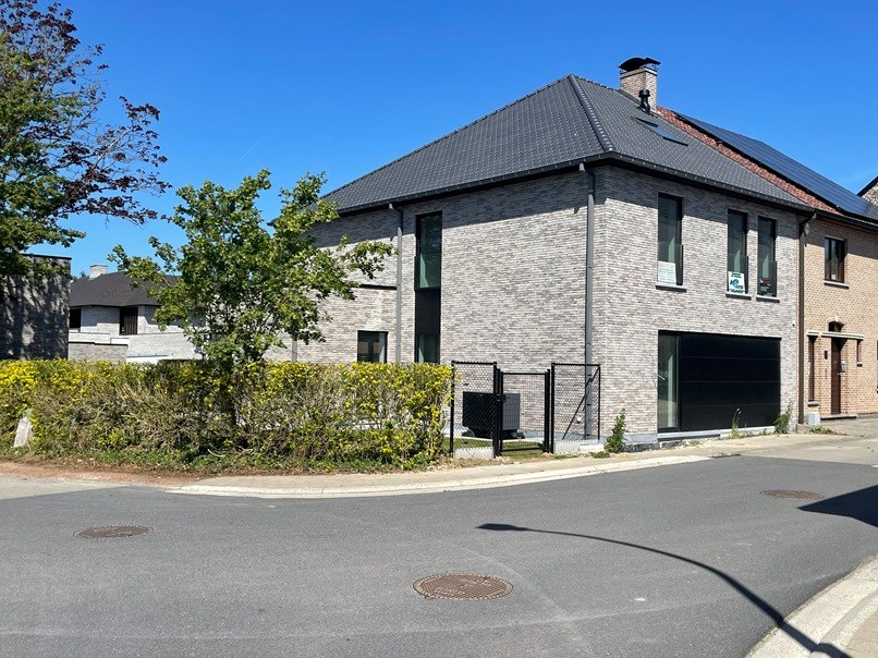 Zeer ruime moderne halfopen nieuwbouwwoning met tuin/terras en garage 