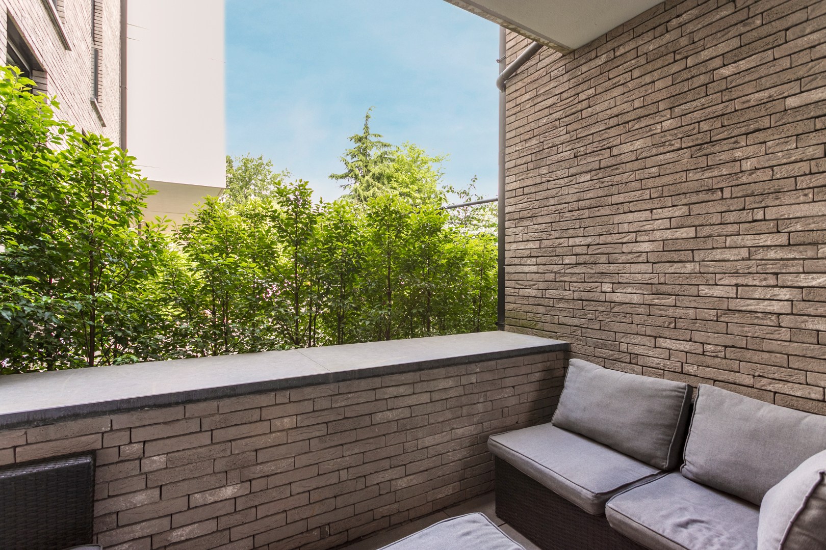 Recent gelijkvloers appartement met terras in Halle 