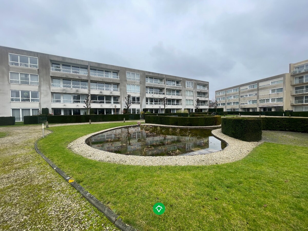 Gelijkvloers appartement met één slaapkamer, tuin en garage in centrum Roeselare 