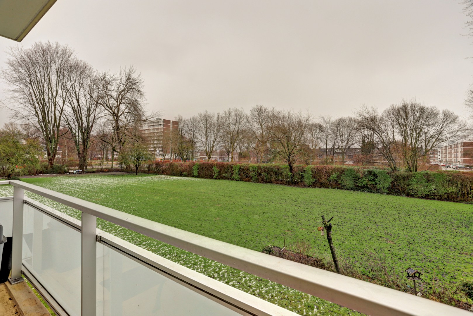 In "Het Lage Land" gelegen 4-kamer appartement met 3, slaapkamers, moderne keuken, 2 balkons,  berging in de onderbouw en gelegen op eigen grond! 