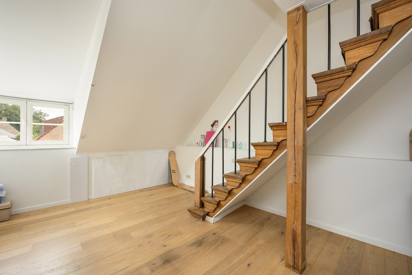 Zeer ruime woning (8 slpk + 8 badkamers) op een perceel van ca. 1.522 m² te Wijnegem/grens Schilde 