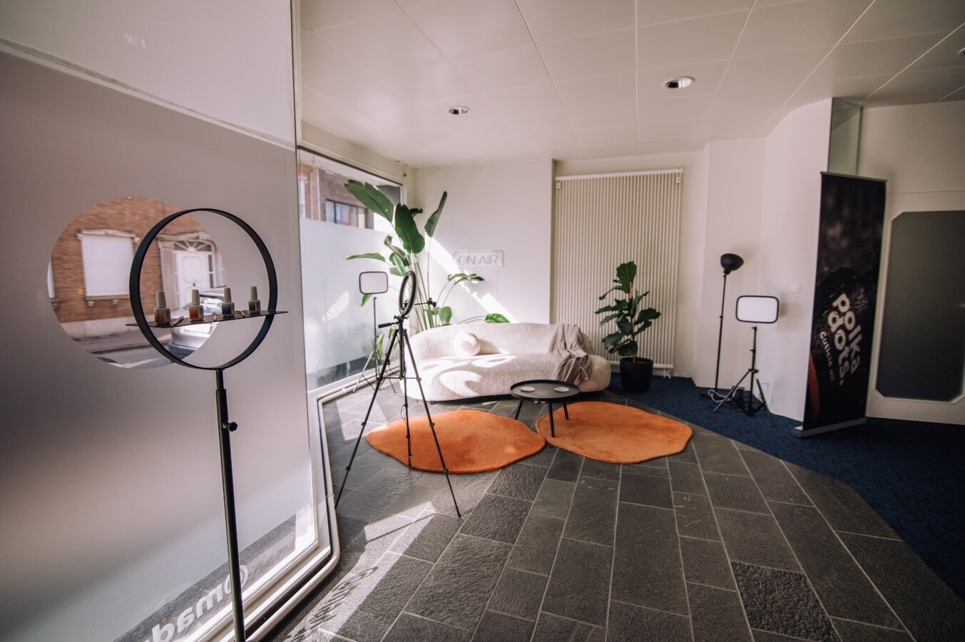 Ruim commercieel pand met parking. Uitstekende ligging nabij station en ziekenhuis. 