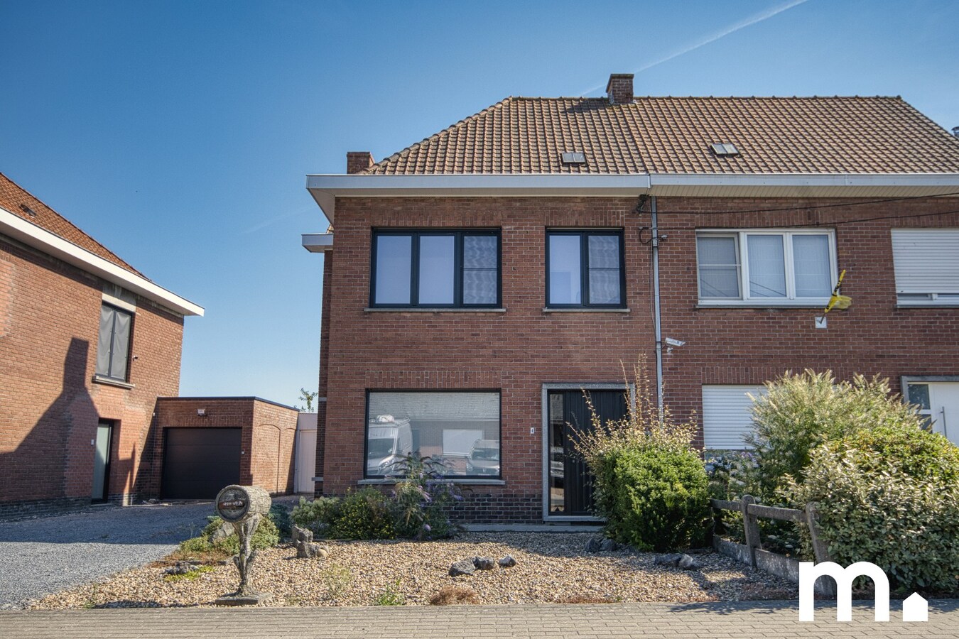 Half open gezinswoning met ruime tuin en garage te koop ! 