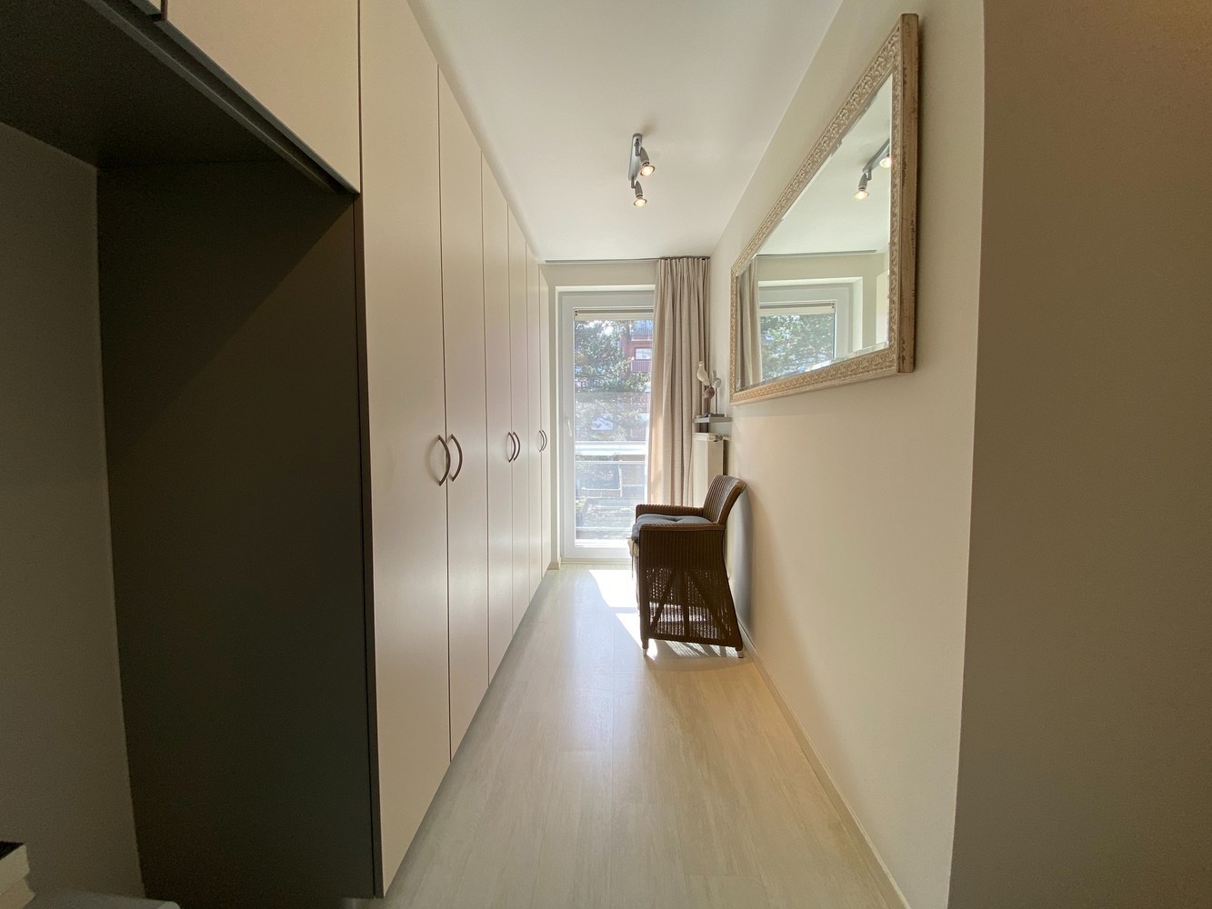 GEMEUBELD - Super gelegen en perfect onderhouden appartement, gelegen in de Van Bunnenlaan. 