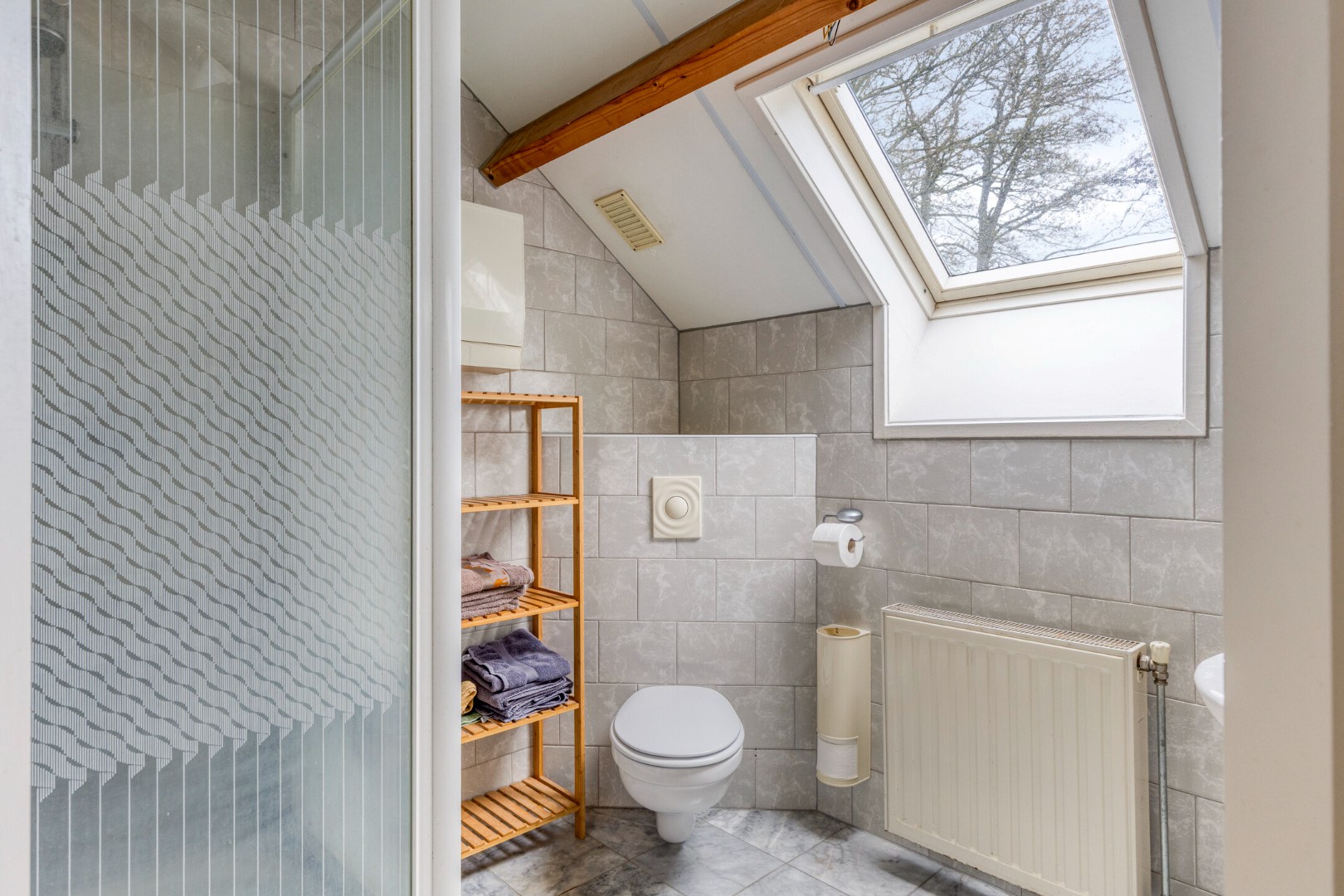 T.A. Makelaardij biedt aan: Op loopafstand (ca. 200m.) van het Veerse Meer staat deze rustig gelegen vrijstaande woning op een royaal perceel (860m2) aan een doodlopend straatje 