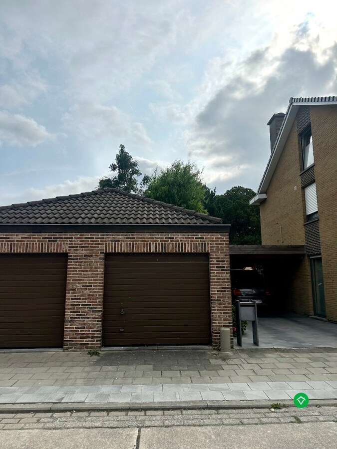 Ruim duplexappartement met terras en garage nabij centrum Roeselare 