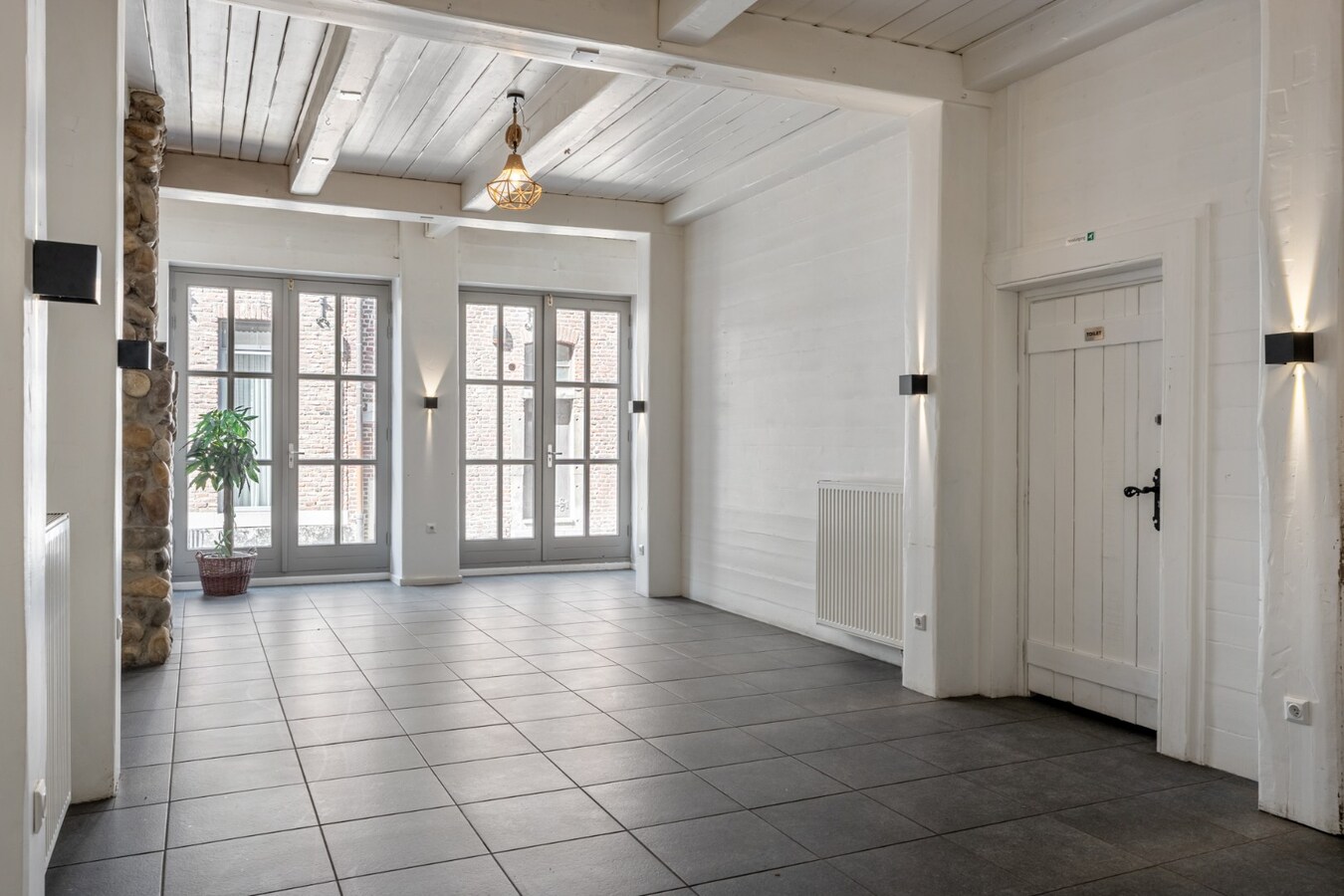 Polyvalent handelspand (restaurant, afhaalrestaurant, wijnbar,  kantoor, winkel...) gelegen op 100 meter van de historische markt van Maaseik! 