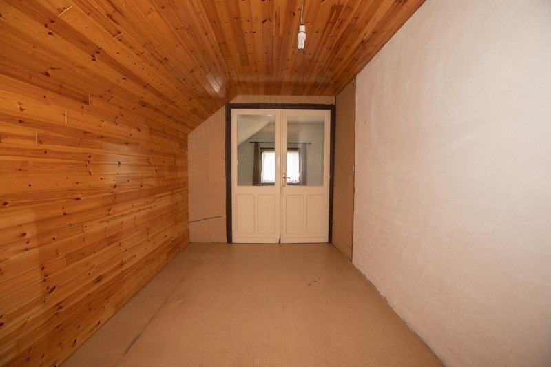 Ruime woning met 4 slaapkamers en garage te Ieper 