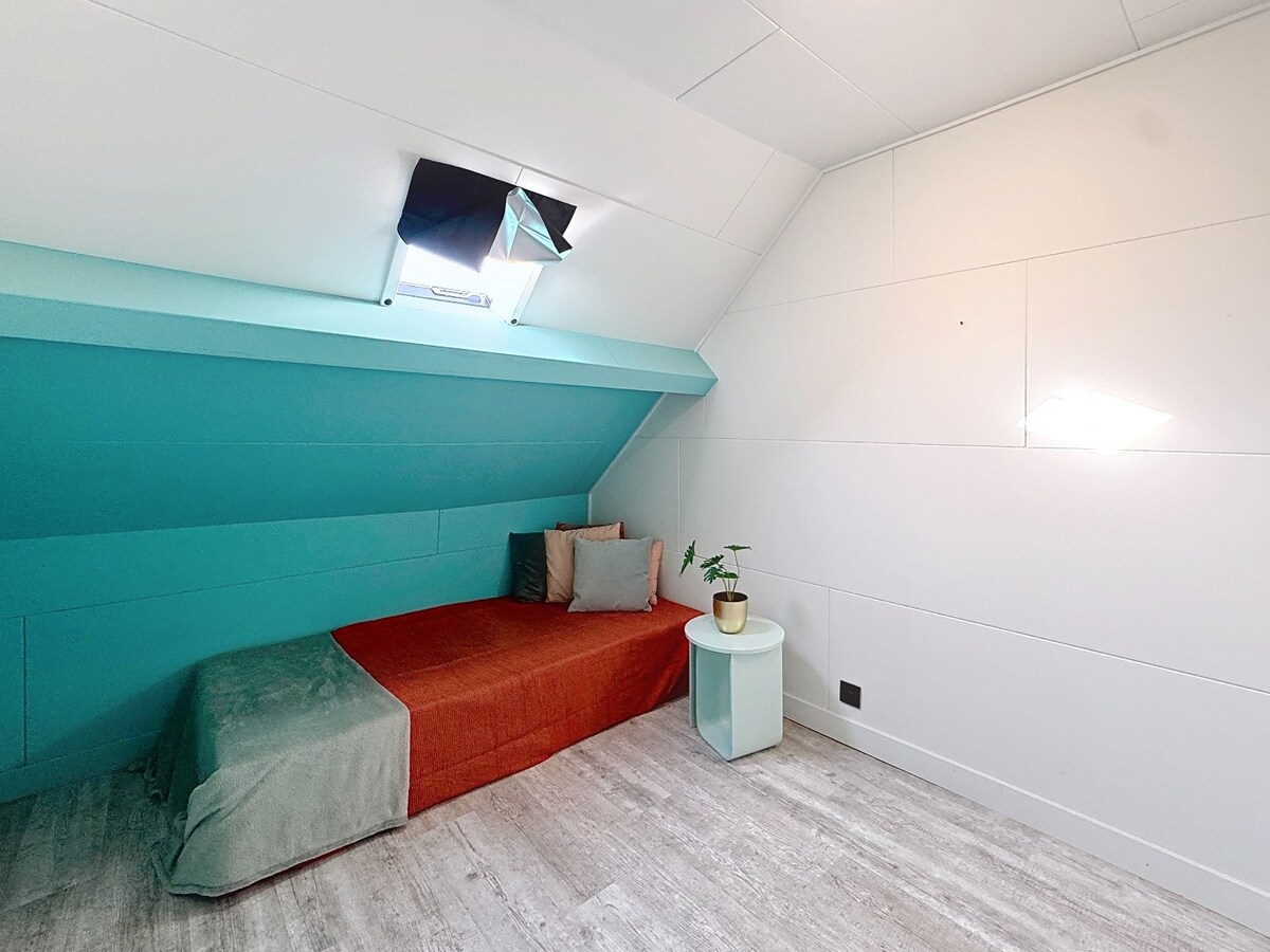 Te renoveren woning in Harelbeke met 6 slaapkamers en veel potentieel 