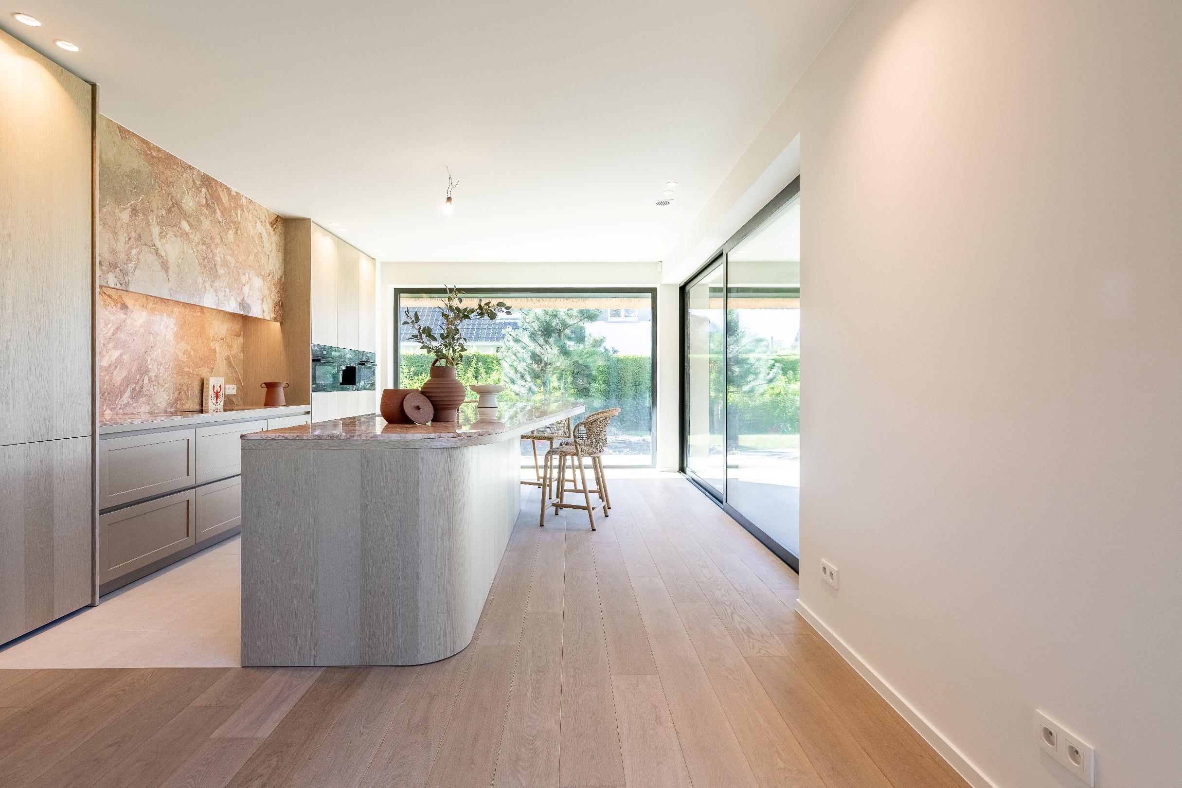 Indrukwekkende nieuwbouwvilla in hartje Zoute op enkele passen van de golf te Knokke. 