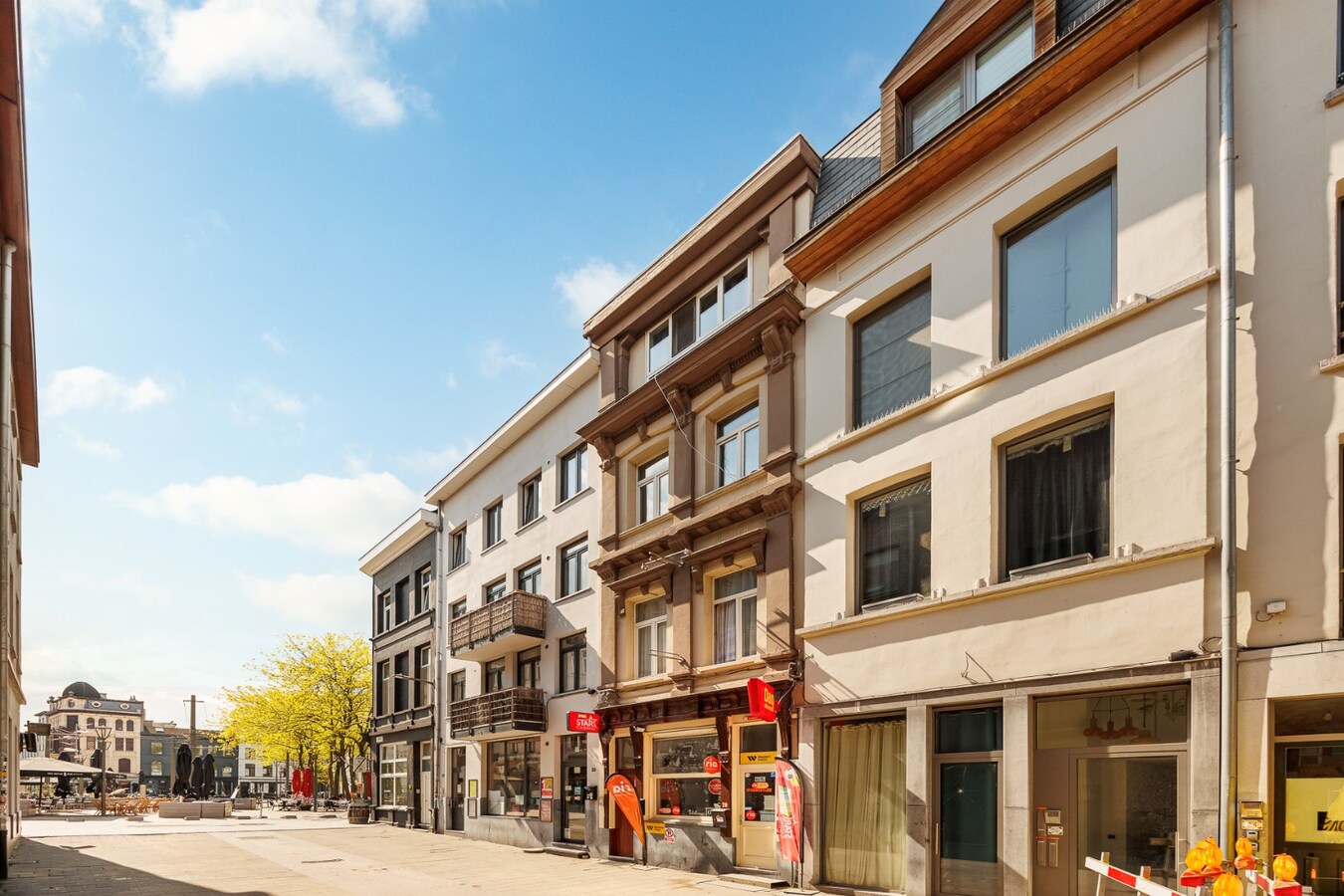 Vergunde opbrengsteigendom met 3 appartementen én handelsruimte! 