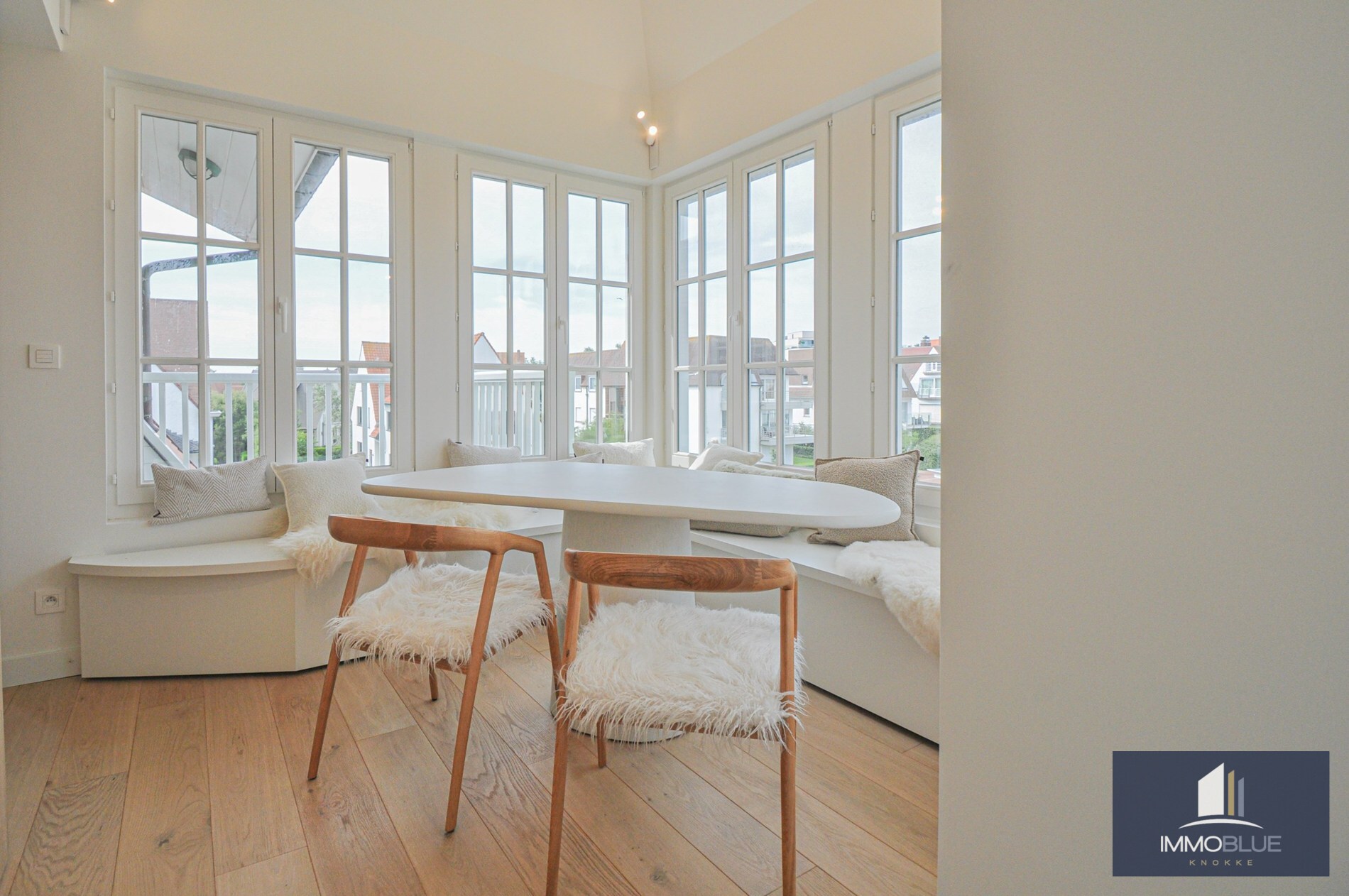 Appartement entièrement rénové avec de grandes terrasses ensoleillées. 