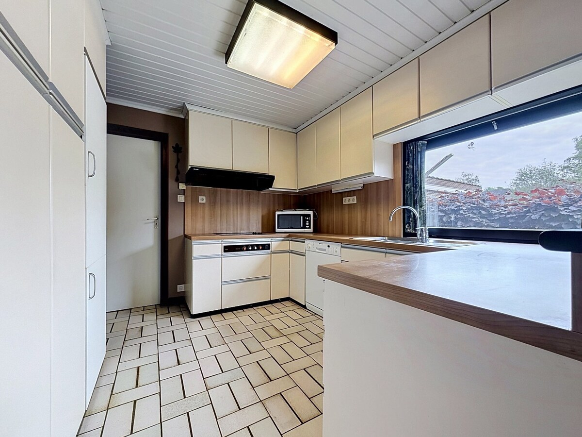 Stevige en ruime OB op gunstige locatie te Erembodegem 
