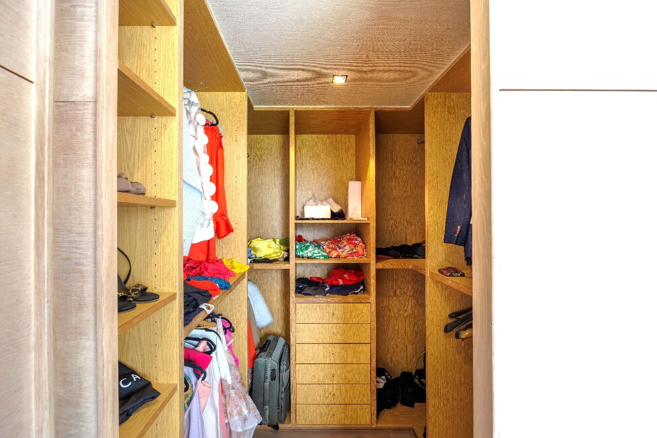 Ruime en veelzijdige bel-étagewoning met 5 slaapkamers, zuidgerichte terrassen en studio/praktijkruimte nabij de zeedijk. 