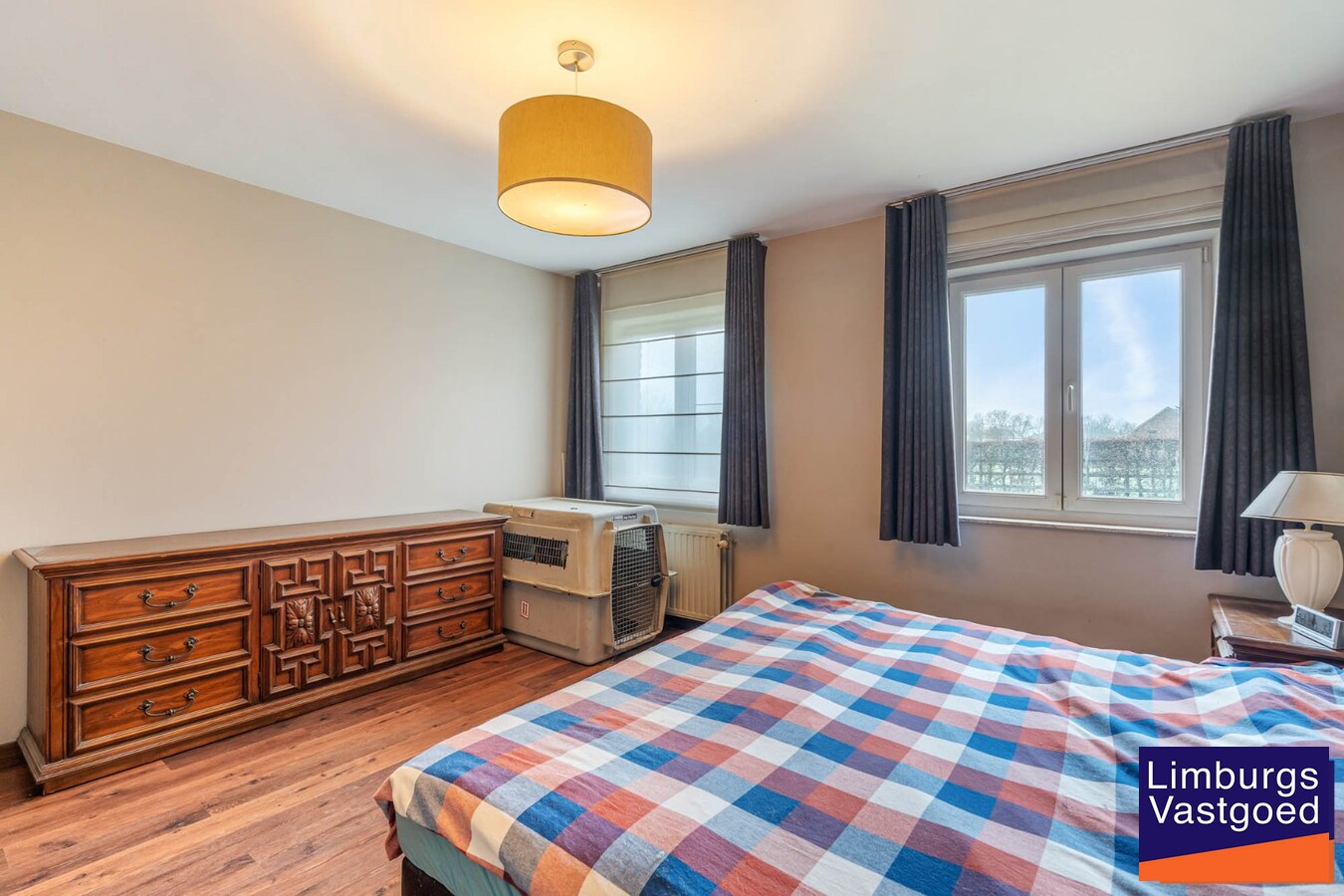 Landelijk gebouwencomplex voor paardenhouderij, op ong. 3ha 50a met stallen, weides/paddock, binnen-en buitenpiste, en woning. 