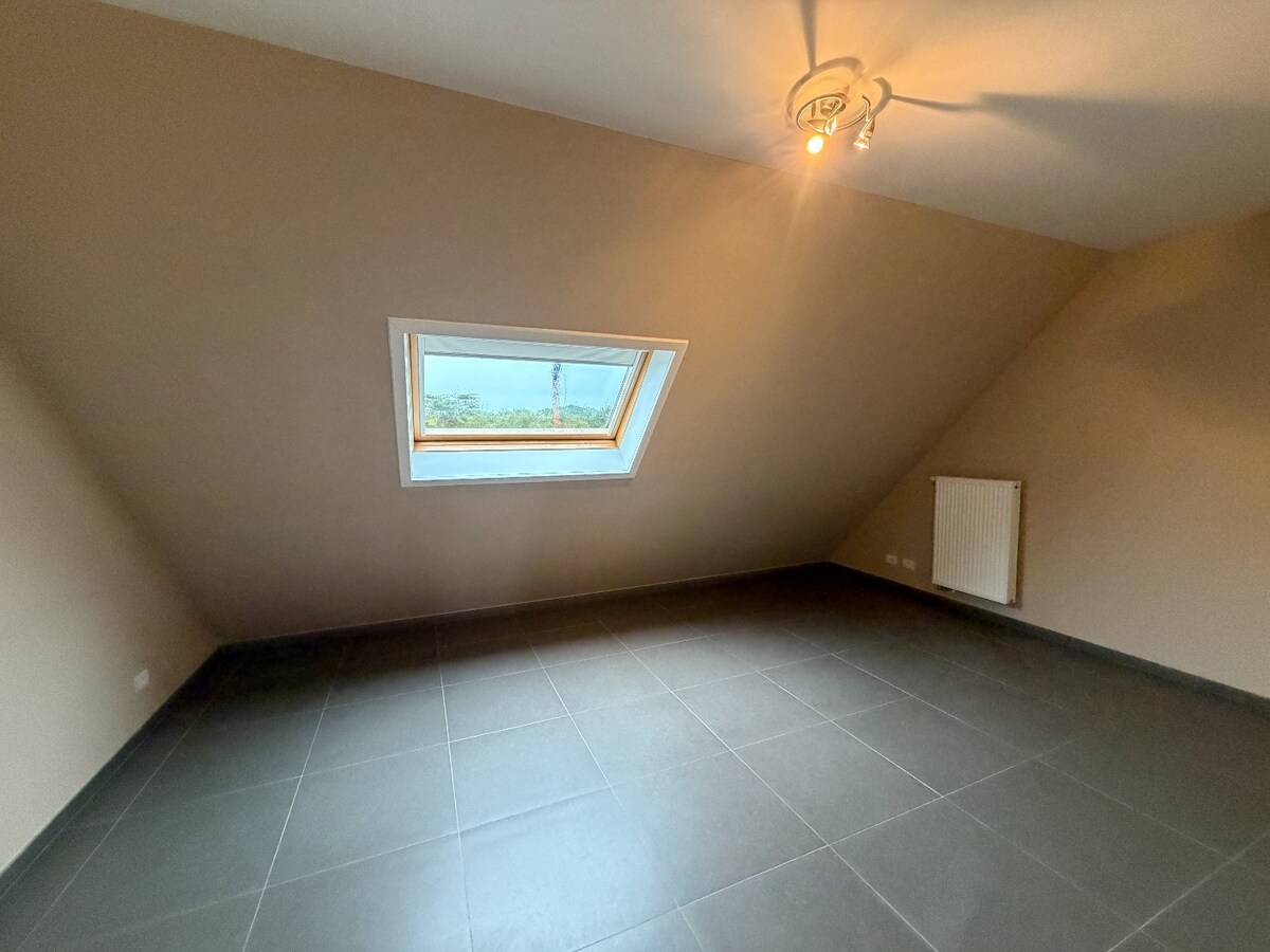 Uiterst ruim appartement (119m²)  met twee slaapkamers op de markt van Houthulst 