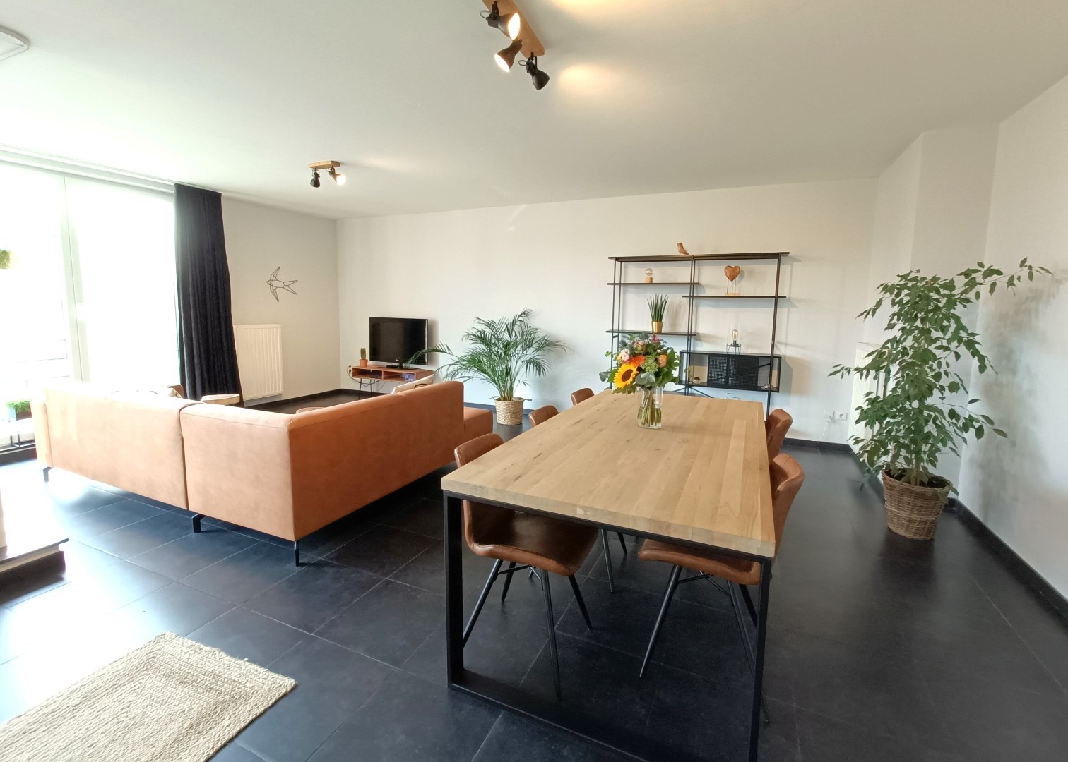 APPARTEMENT MET TERRAS EN AUTOSTAANPLAATS 