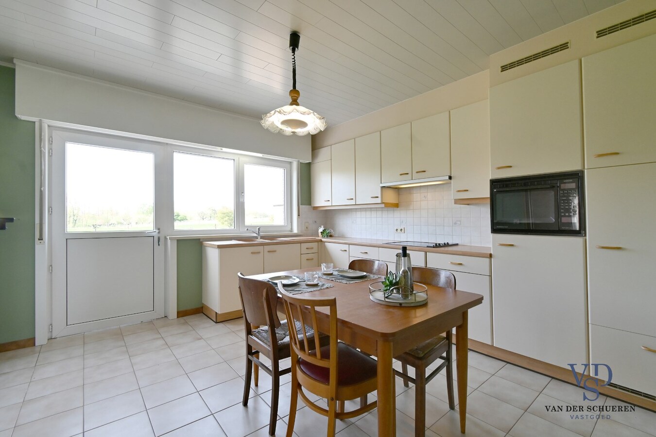 Ruime woning op unieke locatie in het groen, vlakbij Dikkele 