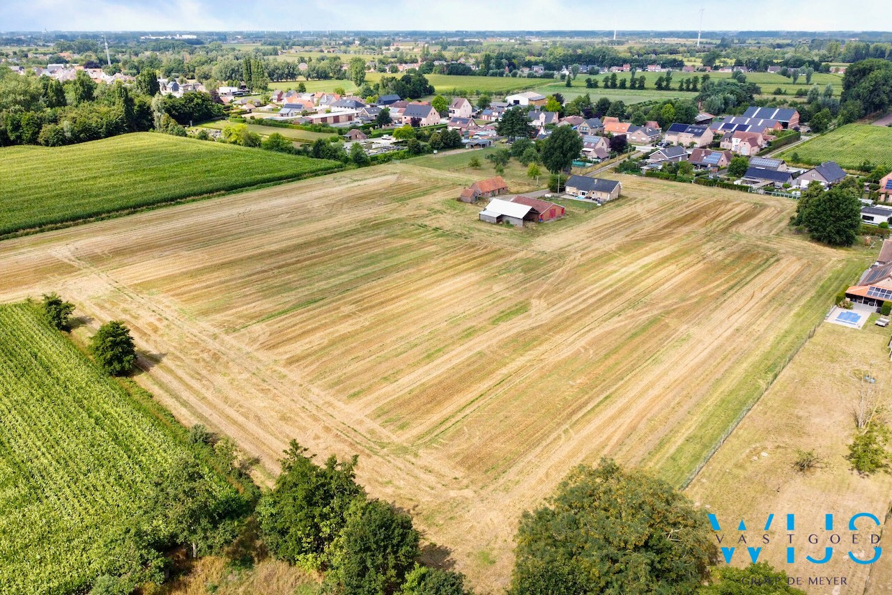 Op te frissen bungalow met 36.274m² grond te Oosteeklo ! 