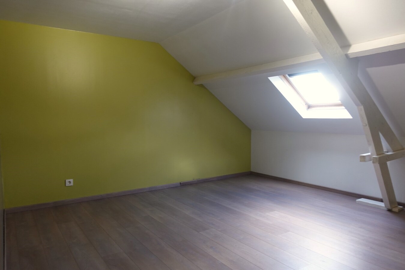 Gerenoveerde, instapklare rijwoning met 4 slaapkamers en uitweg 