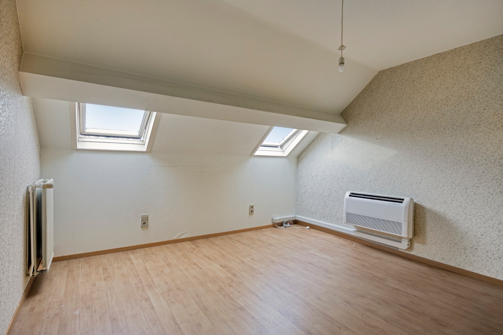 Building met handelspand en duplexappartement met 3 slpk. nabij het centrum van Leopoldsburg 