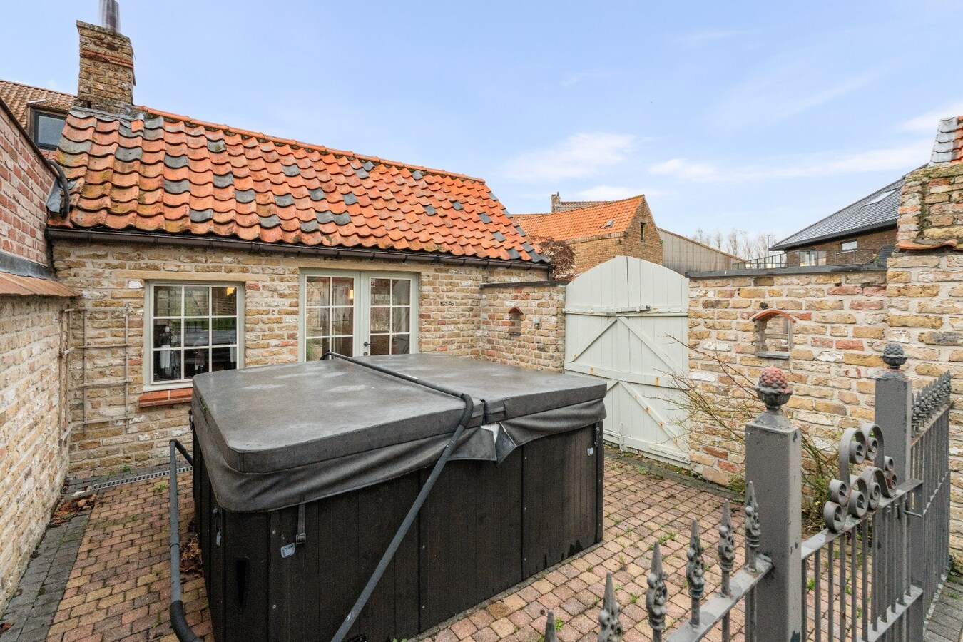 Uiterst charmante halfopen bebouwing met weidse zichten op een perceel van 2012m² 