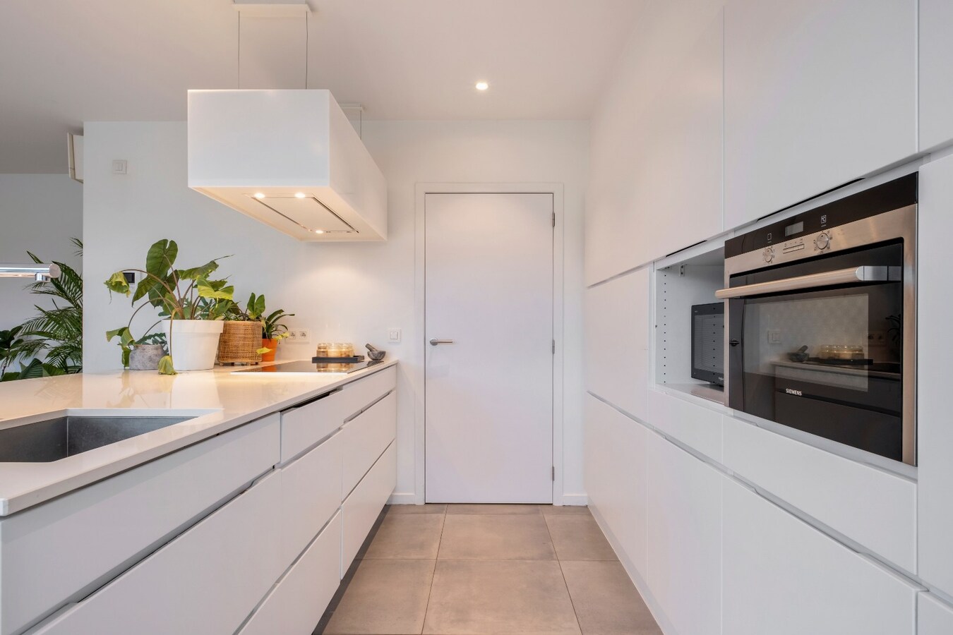 Moderne villa met praktrijkruimte op TOPligging te Heule  ! 