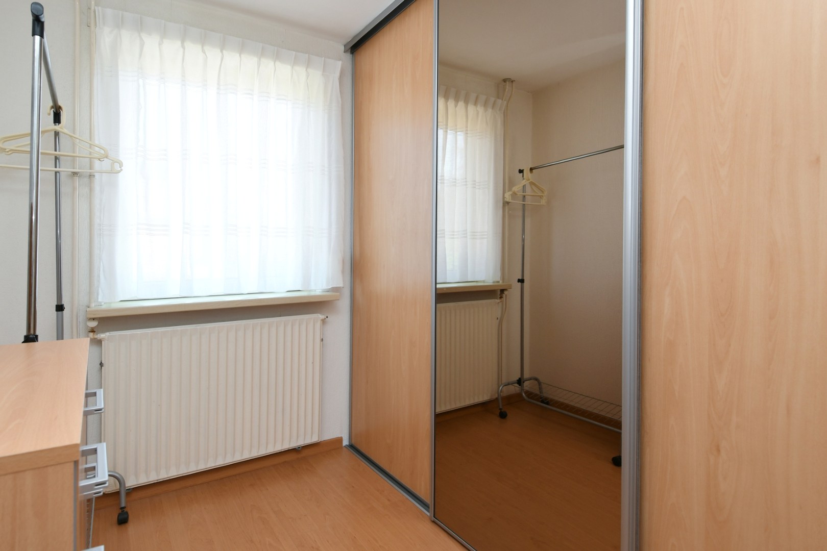 Verrassend ruim geschakeld/vrijstaand woonhuis met vier slaapkamers, inpandige garage en tuin met volop privacy in hartje Koningslust 