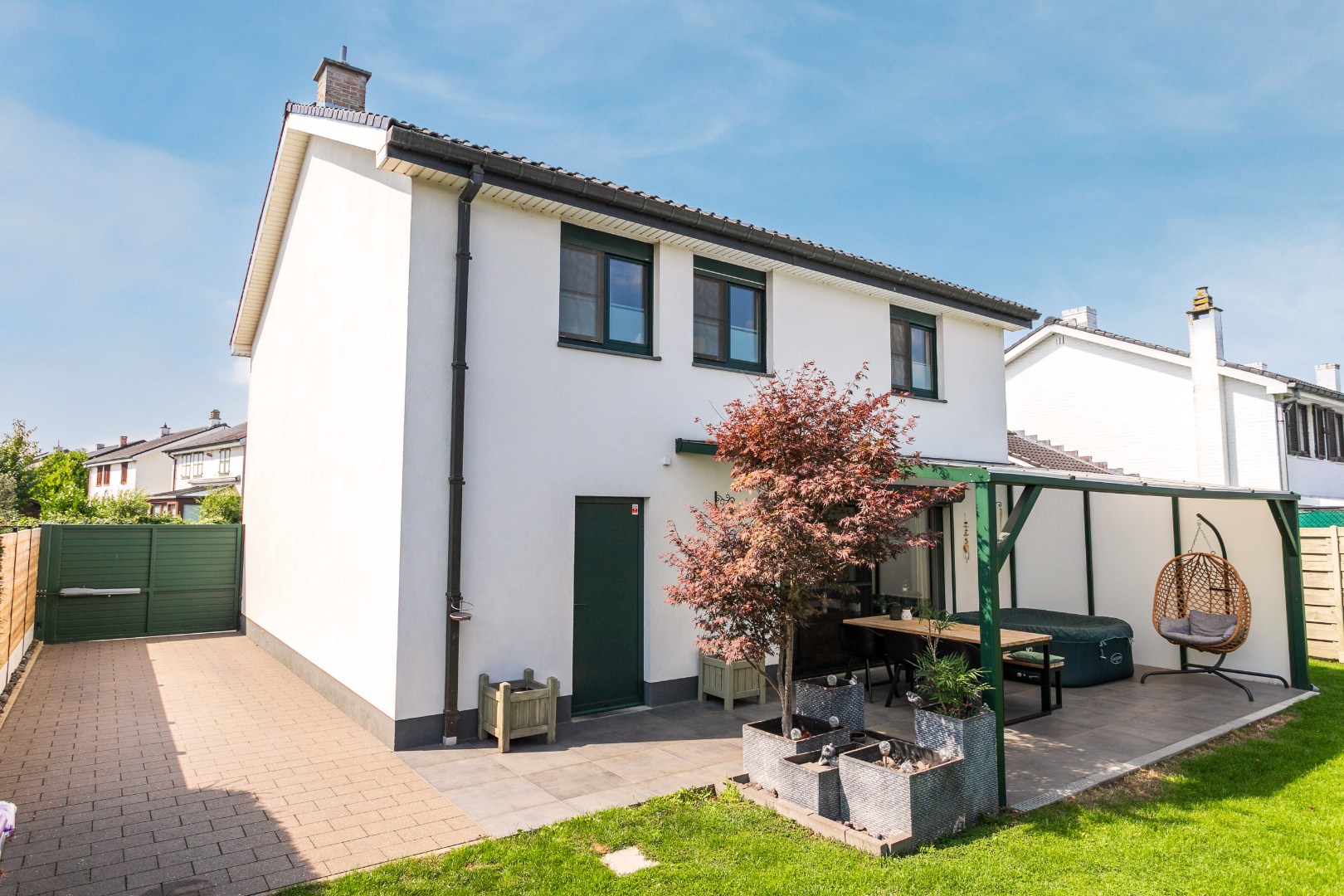 Gerenoveerde villa met 4 slaapkamers, garage en tuin in gegeerde woonwijk te Buizingen 